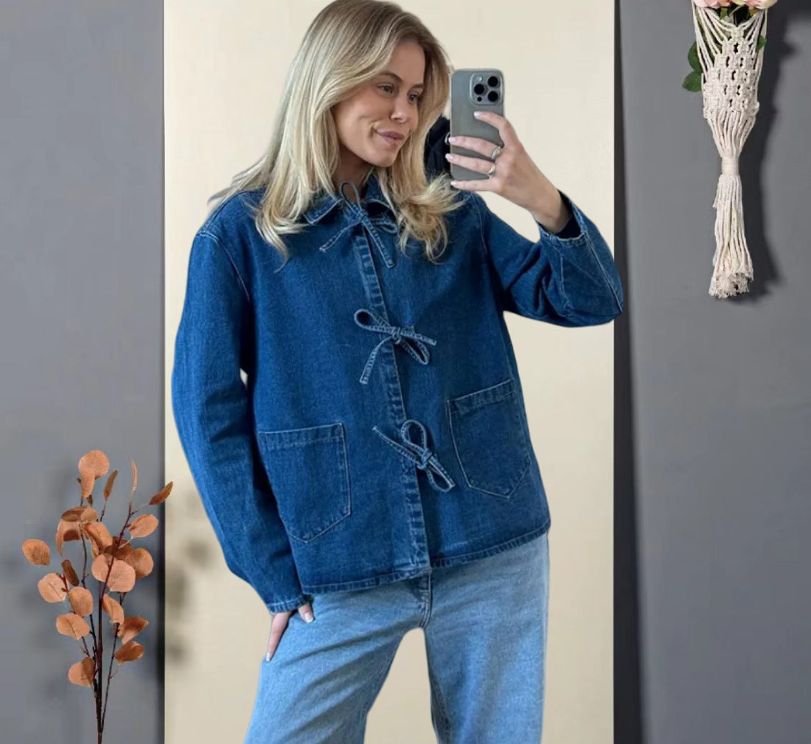 Dame denimjakke med et moderne design og praktiske lommer Stilla