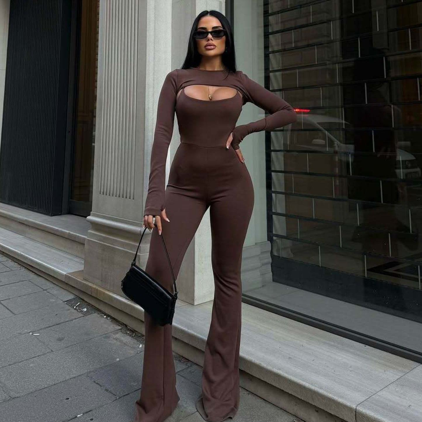 Dame figurformet jumpsuit med spændende cut-out-design og afslappet snit Stilla