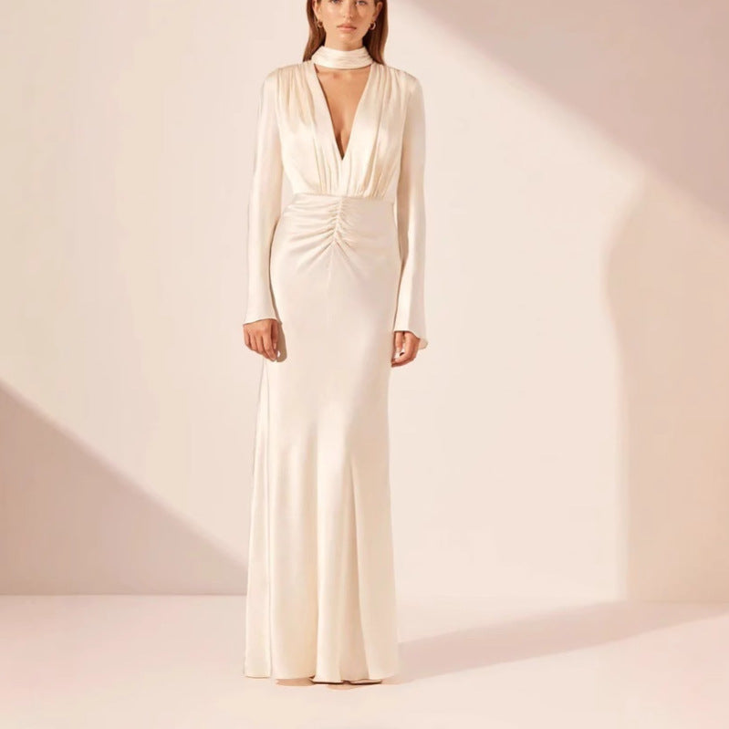 Dame elegant aftenkjole med dyb V-udskæring og raffinerede folder Stilla