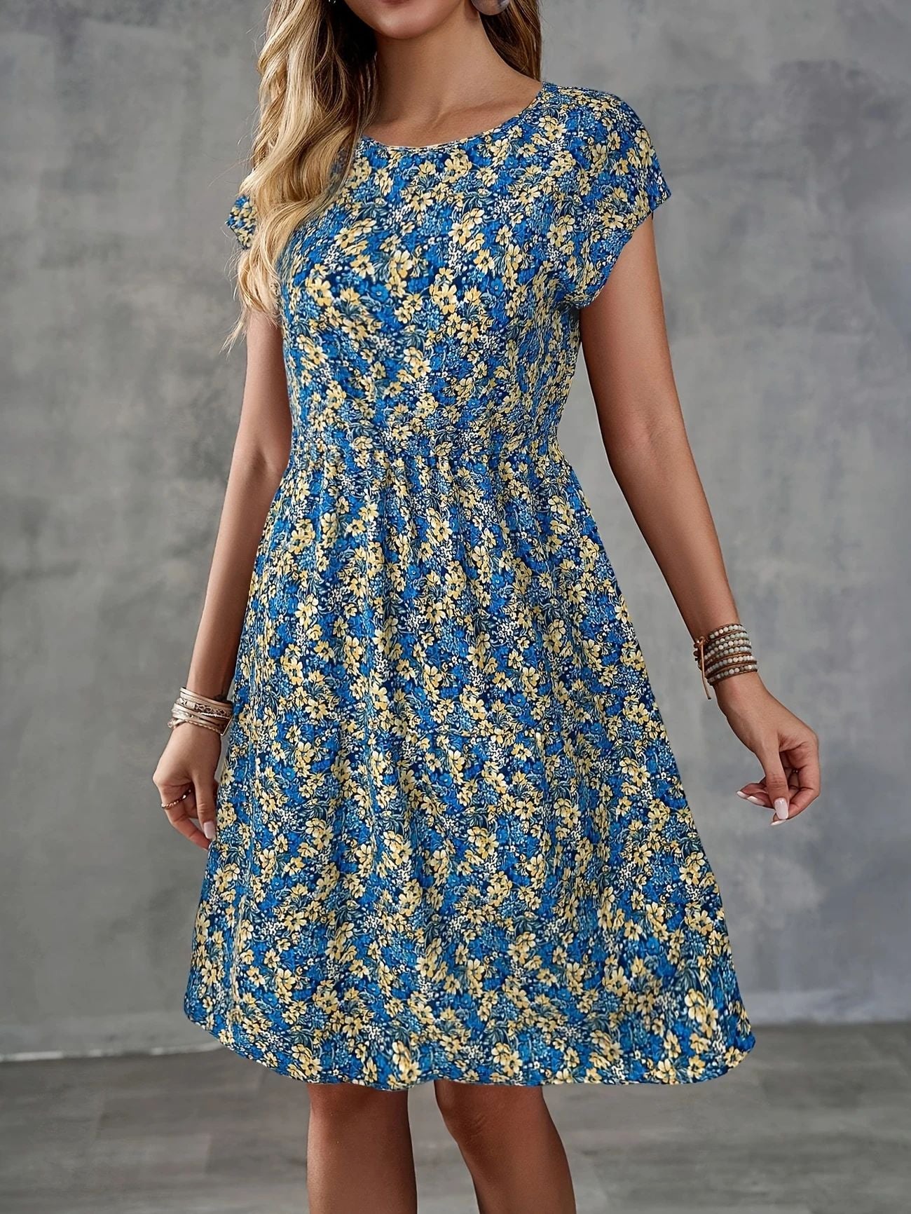 Dame afslappet blomsterkjole med vidde skørt og rund halsudskæring Stilla