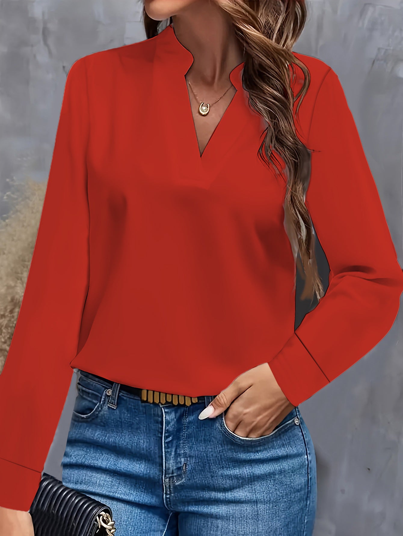 Dame elegant bluse i minimalistisk design med dekorativ V-udskæring og lange ærmer Stilla