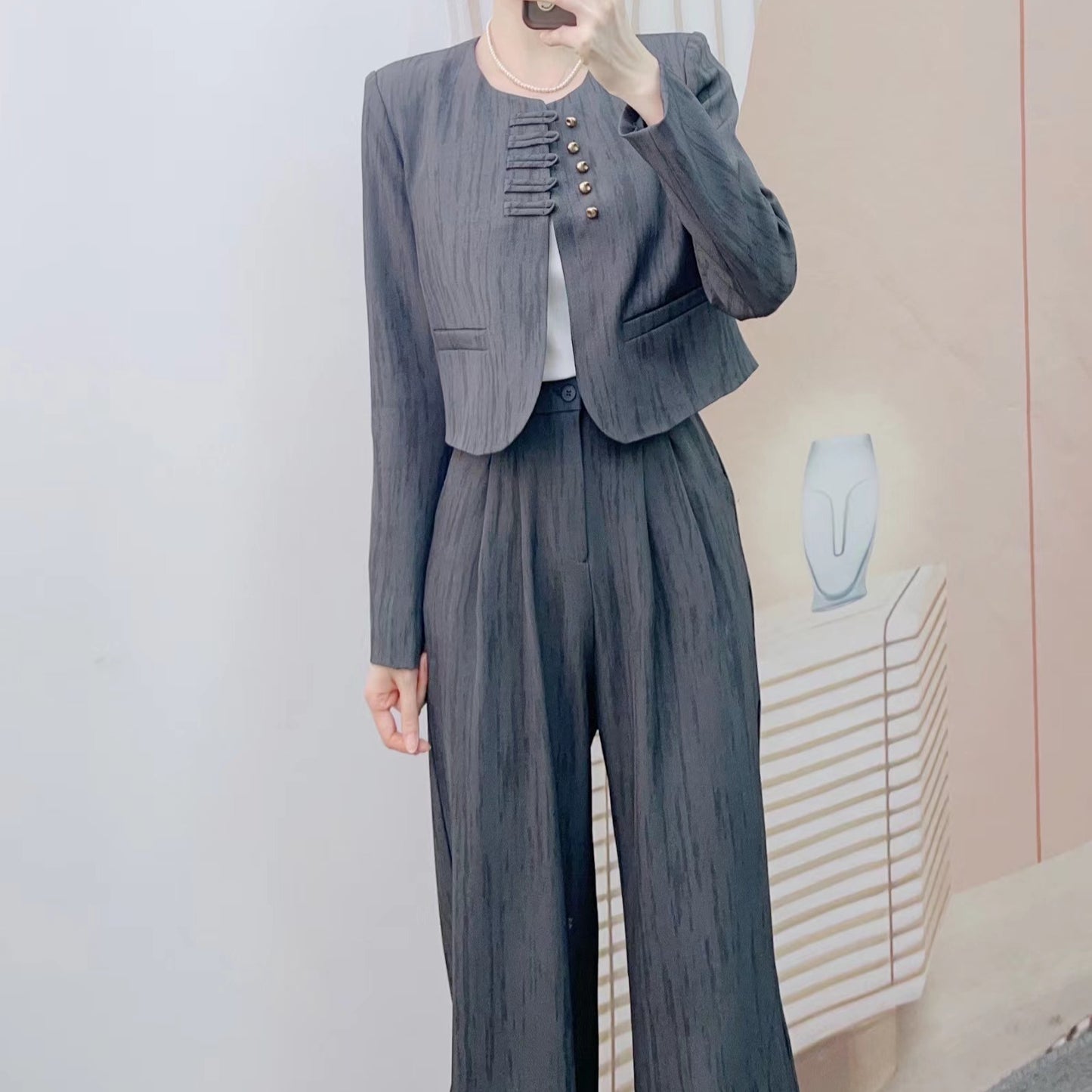 Dame Elegant Blazer-Bukser-Kombination med struktureret design og moderne knapdetaljer Stilla