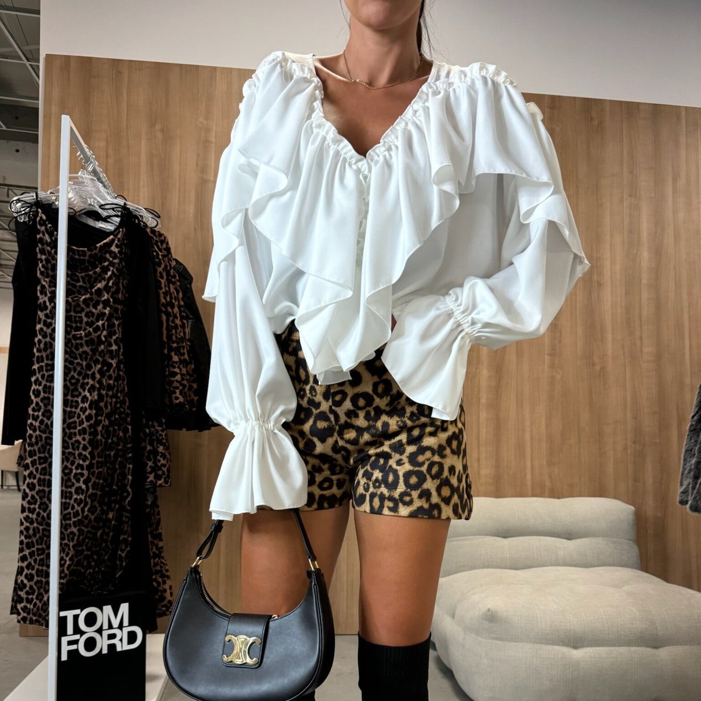 Dame elegant bluse med voluminøse ruffle detaljer Stilla