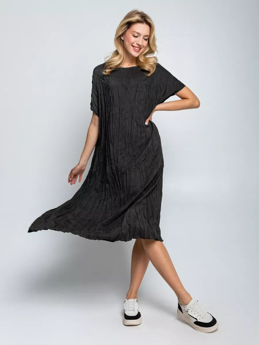 Dame afslappet midikjole i let stof med plissering og kort ærme Stilla