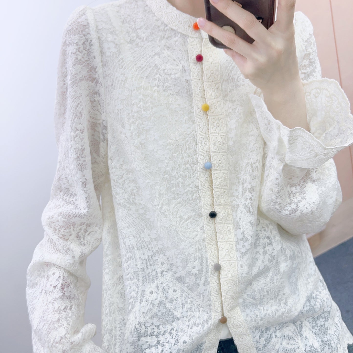 Dame Elegant Bluse med fine rynker og farverige knapdetaljer Stilla