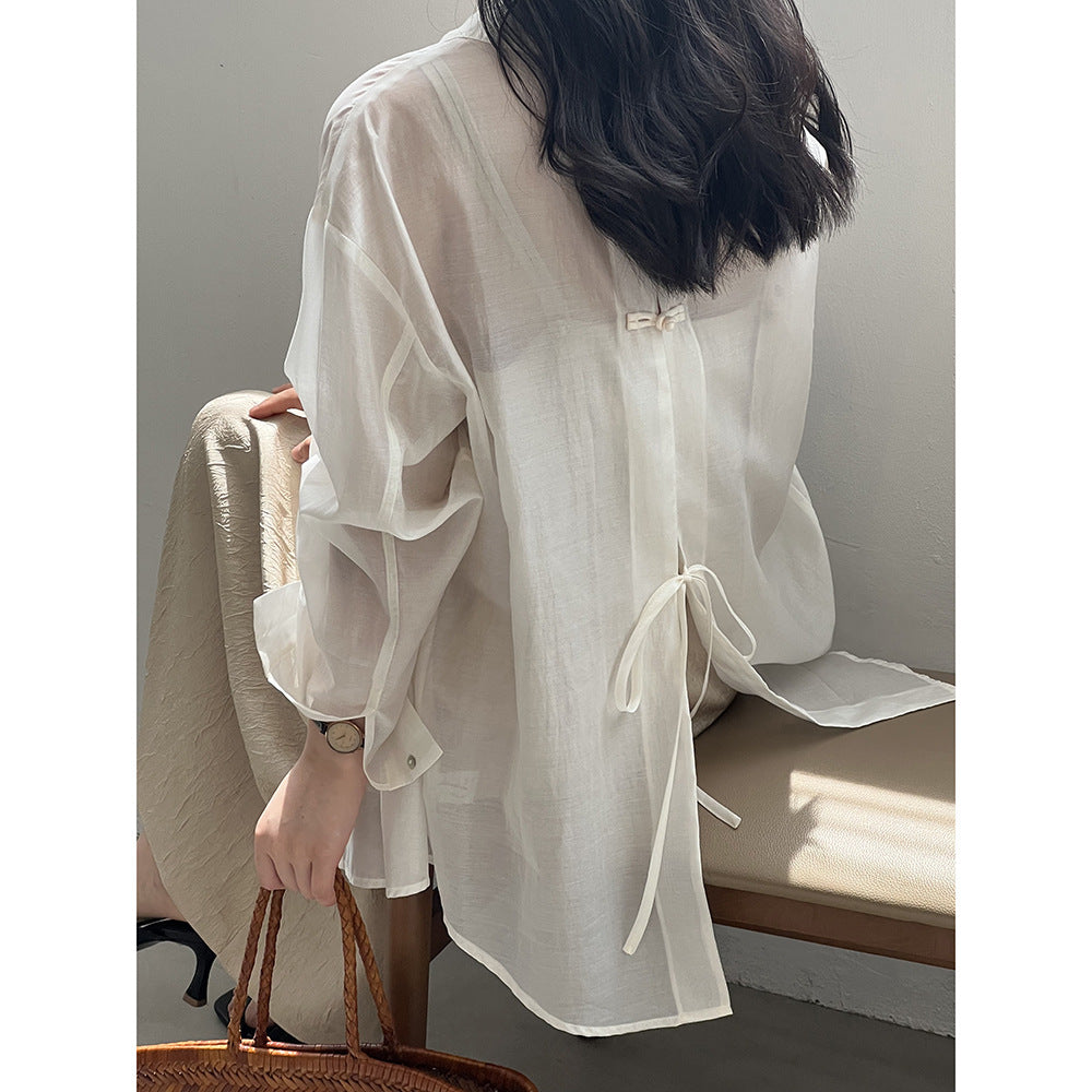 Dame afslappet bluse med dekorativt bindebånd og innovativ detalje på ryggen Stilla