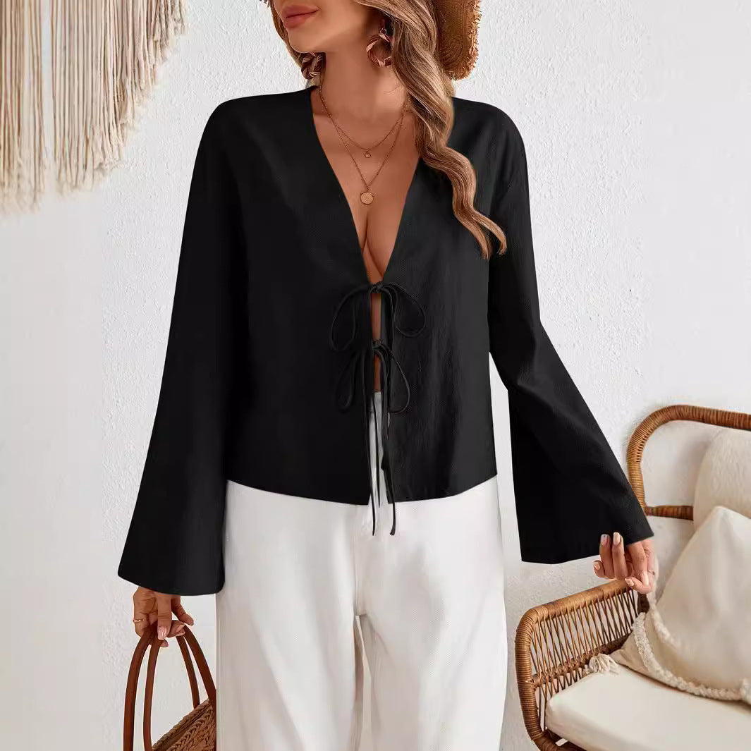 Dame afslappet bluse med dyb V-halsudskæring og snørebånd detalje Stilla