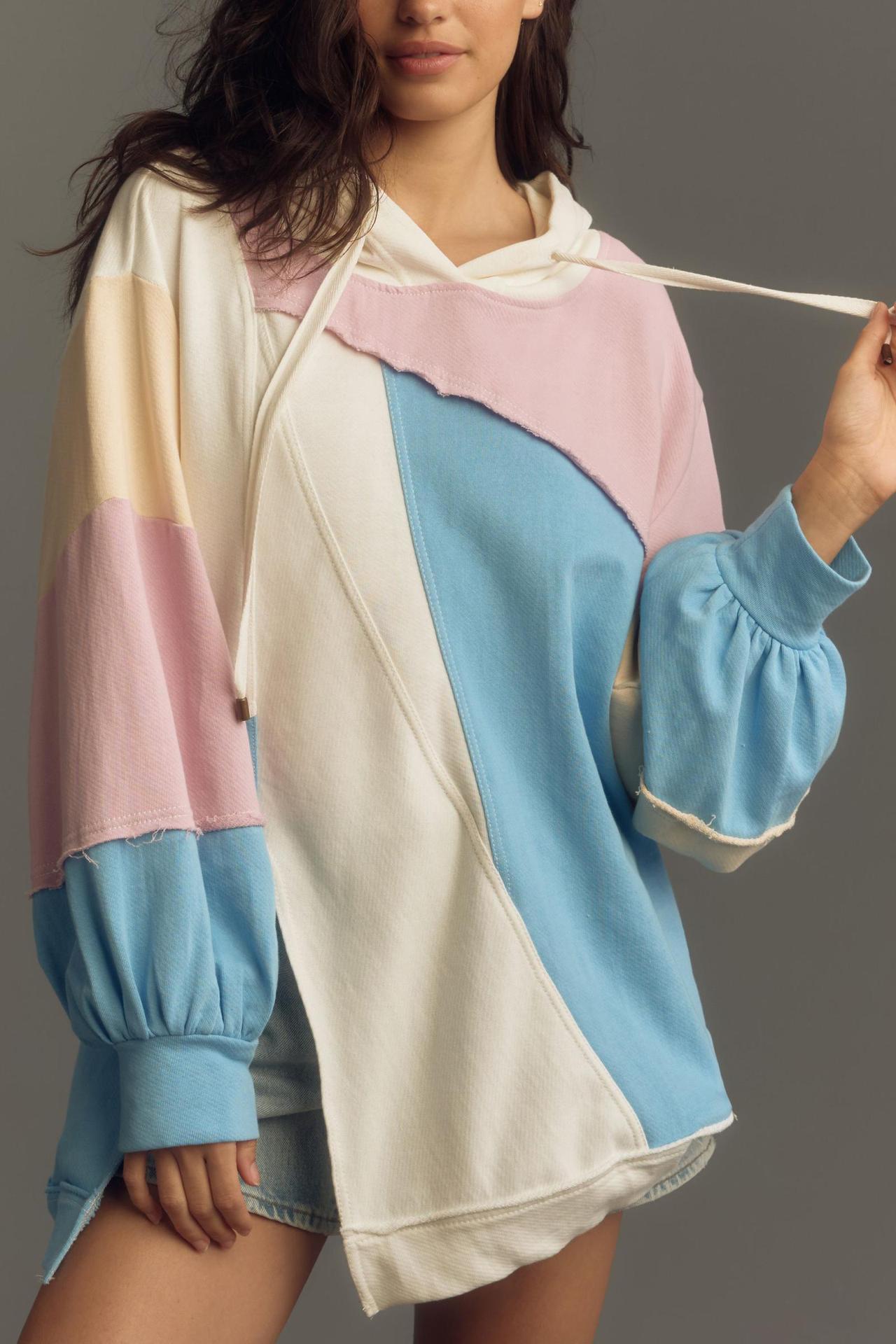 Dame afslappet hættetrøje med innovativt farveblokdesign Stilla