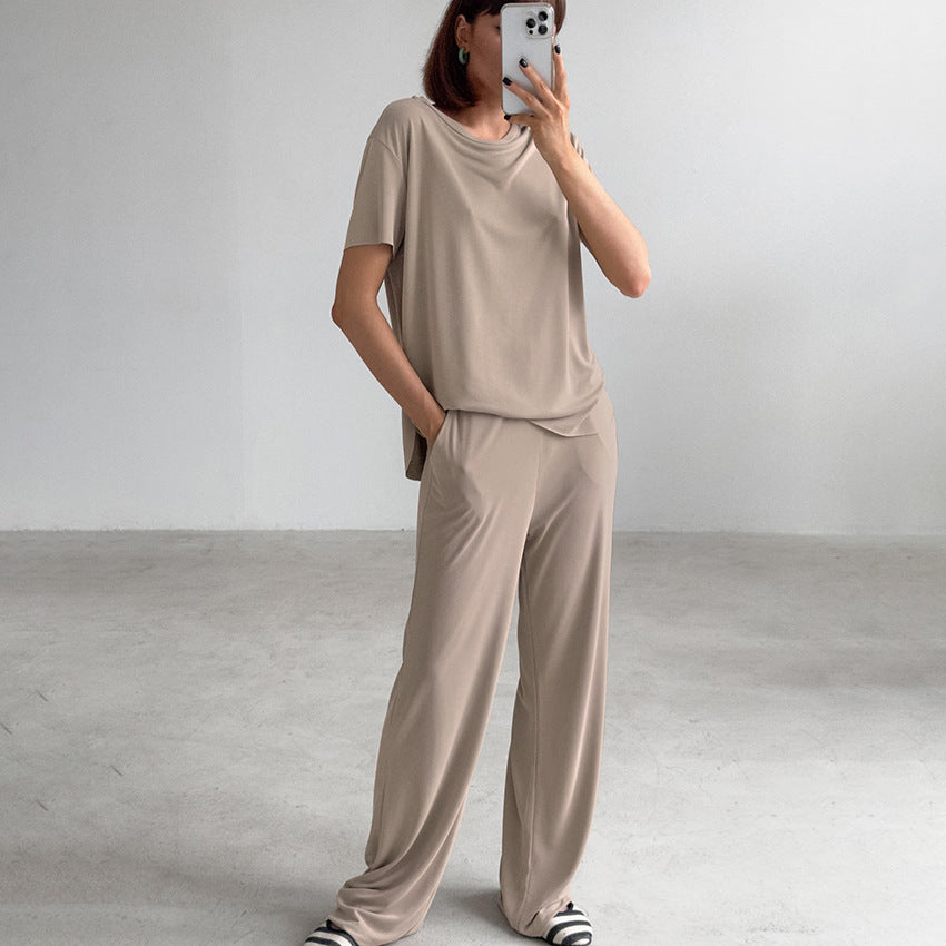 Dame afslappet Lounge-sæt med bred bluse og komfortable bukser Stilla