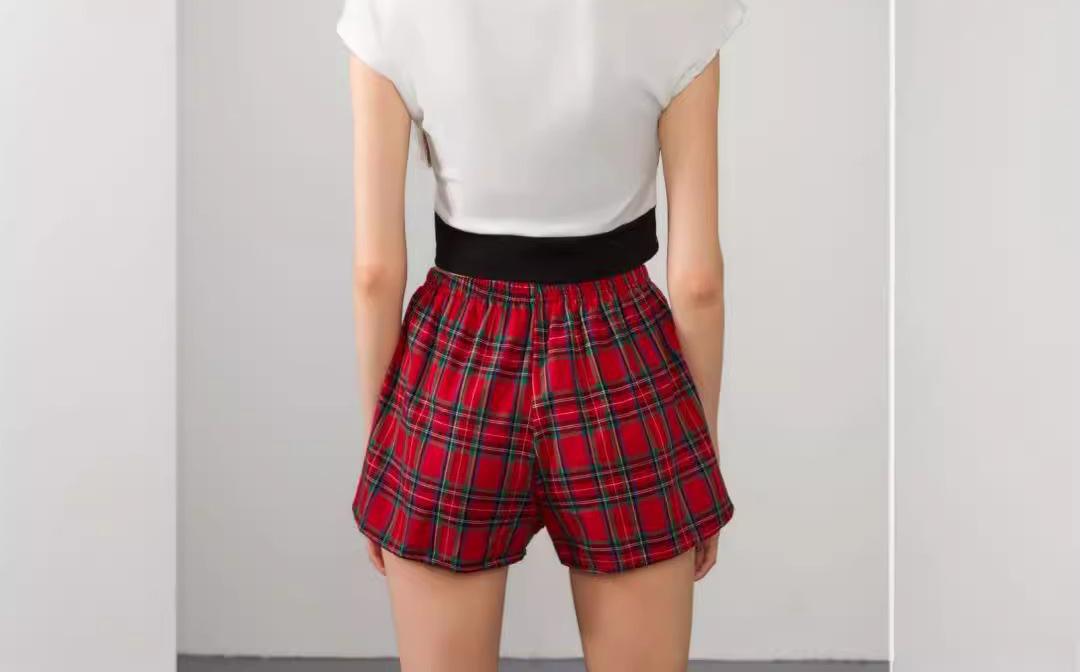 Dame afslappet crop-top med moderne V-patch og ternede shorts Stilla