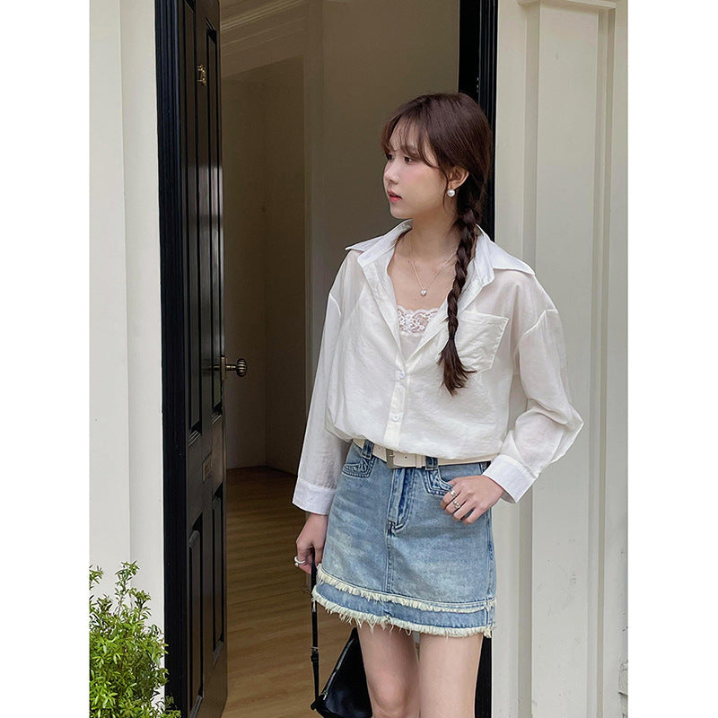 Dame afslappet bluse i tyndt stof med diskrete knapdetaljer og moderne pasform Stilla