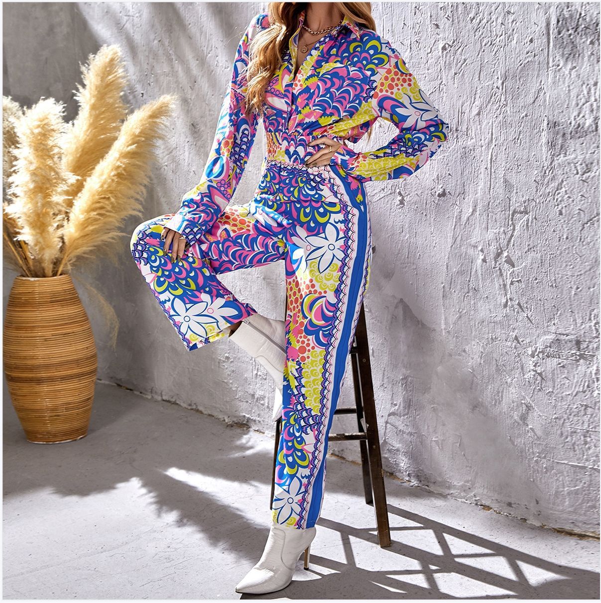 Dame jumpsuit med farvet mønster og elegant pasform Stilla