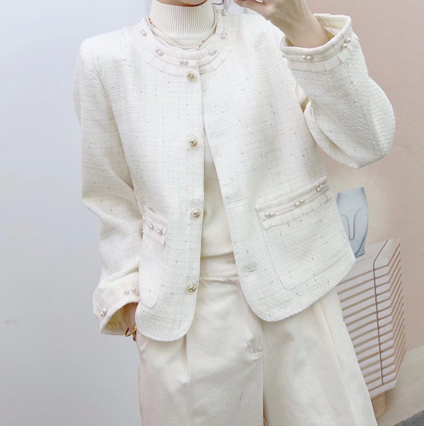 Dame elegant Bouclé-jakke med dekorative perlemorsknapper og struktureret design Stilla