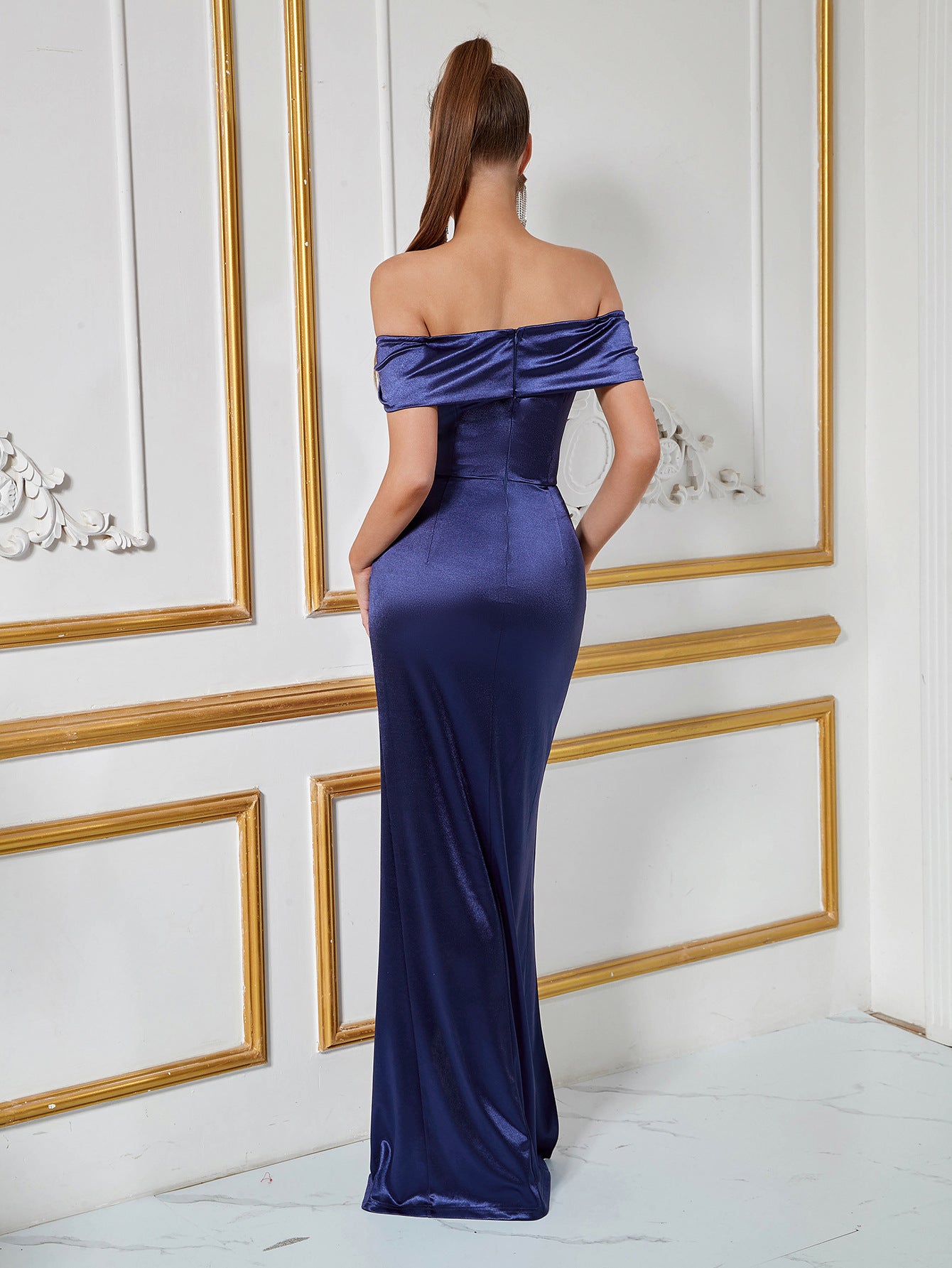 Dame Elegant aftenkjole med stroppeløs design og tætsiddende silhuet Stilla