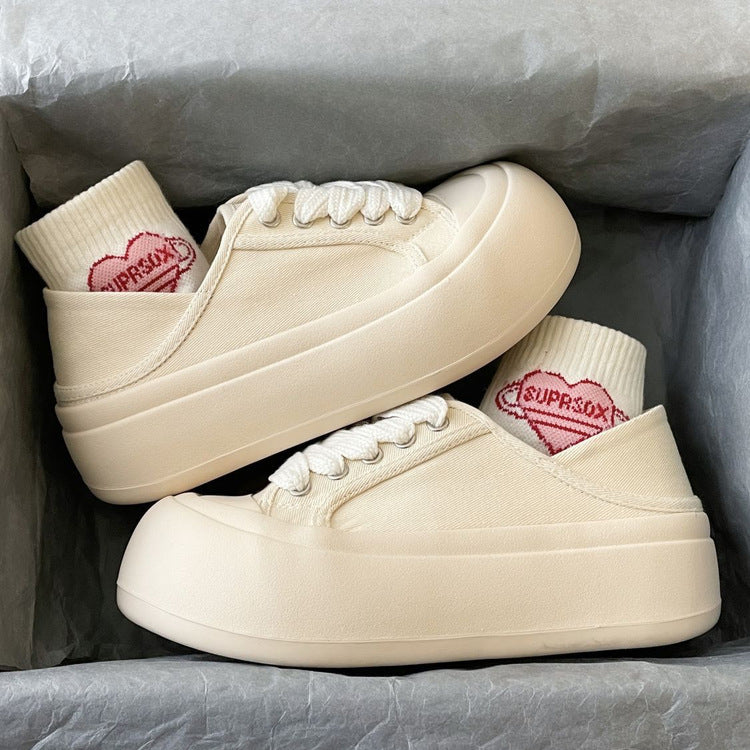 Dame platform sneakers med nostalgisk design og brede snørebånd Stilla