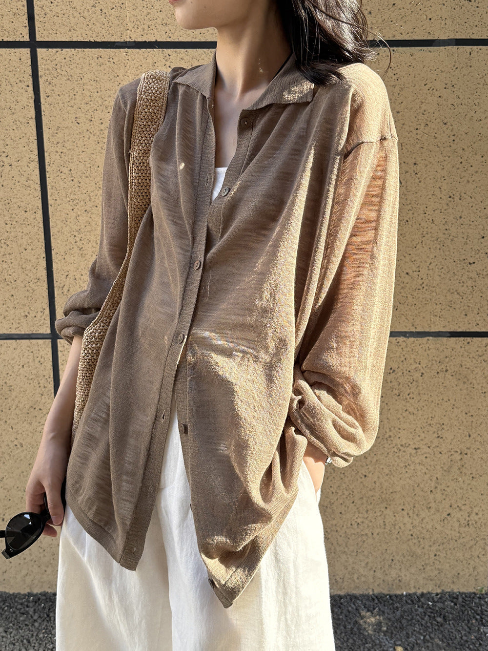 Dame afslappet skjorte med fashionabelt snit og detaljeknapliste Stilla