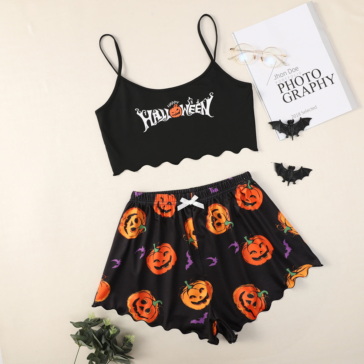 Dame afslappet Halloween pyjamasæt med crop-top og shorts Stilla