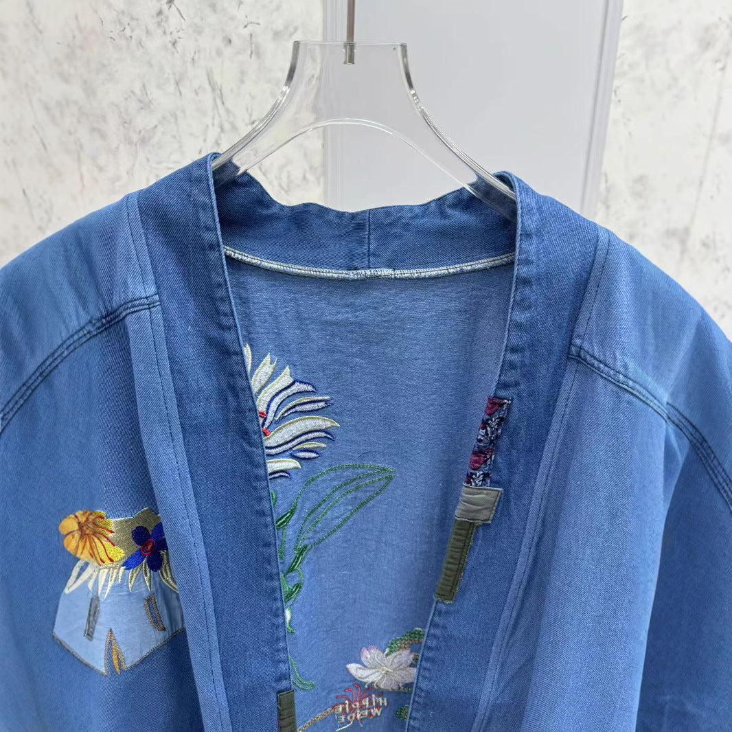 Dame Denimjakke med detaljerede broderier og farverige accenter Stilla