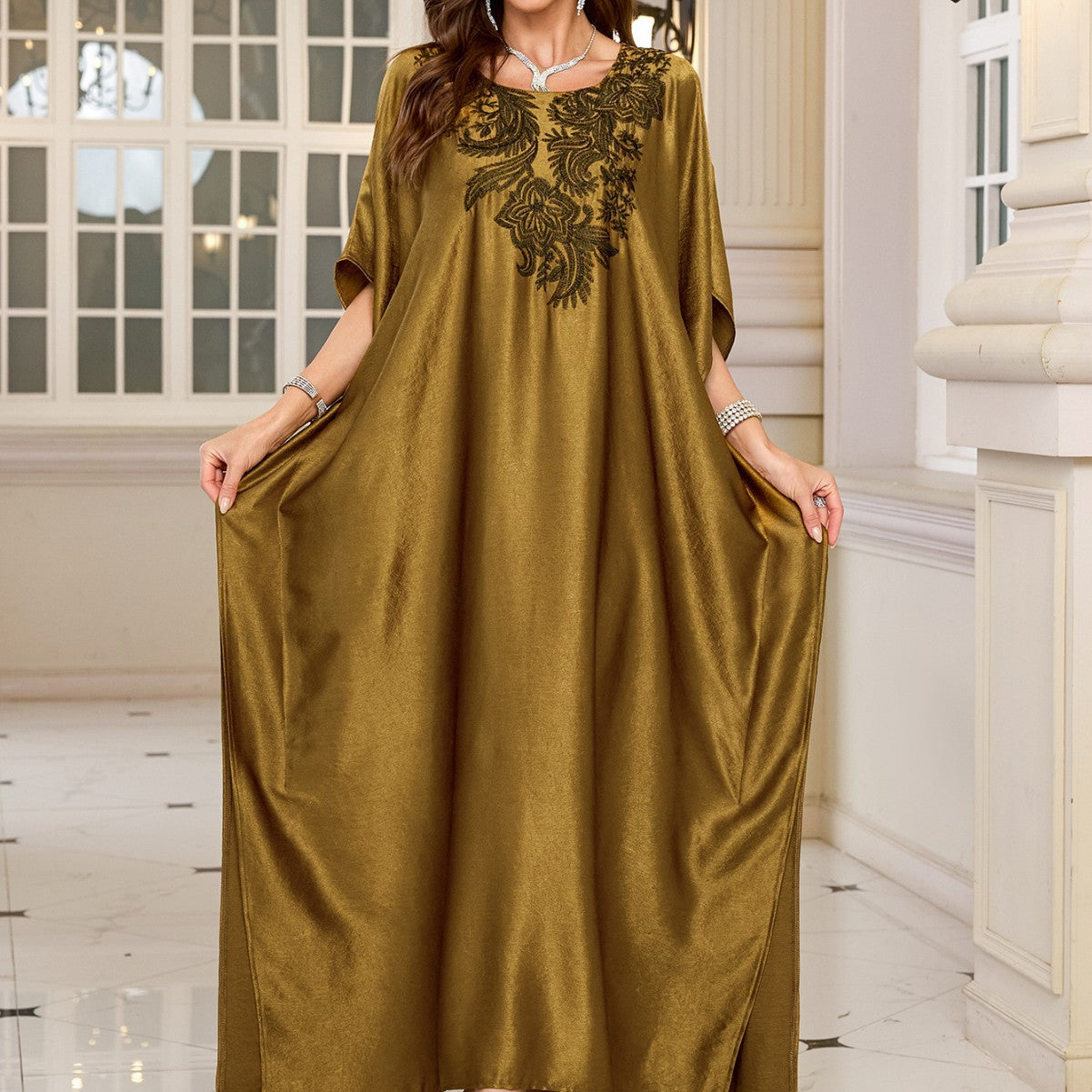 Dame elegant kaftan med fine broderier og komfortabel pasform Stilla