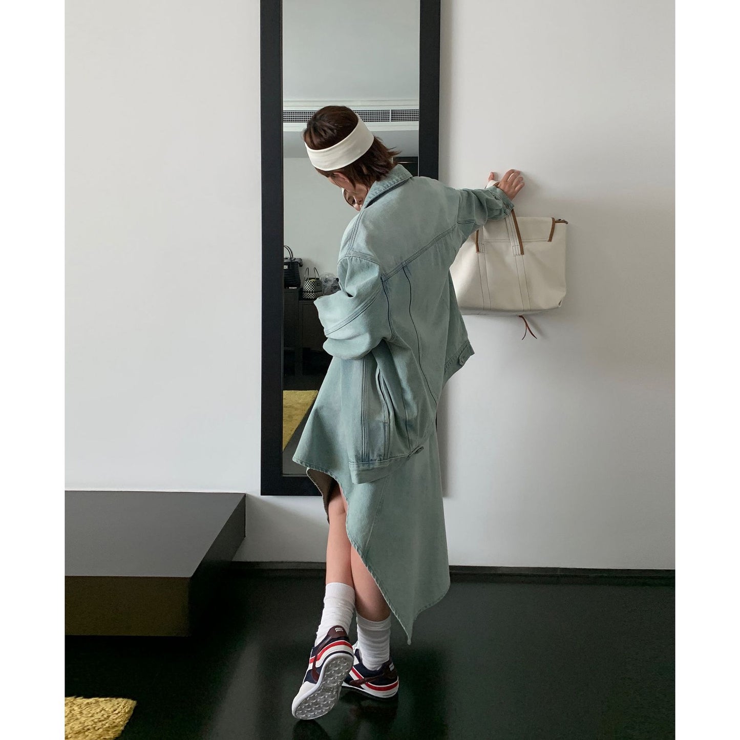 Dame afslappet jeansjakke med asymmetrisk snit og moderigtig denimnederdel Stilla