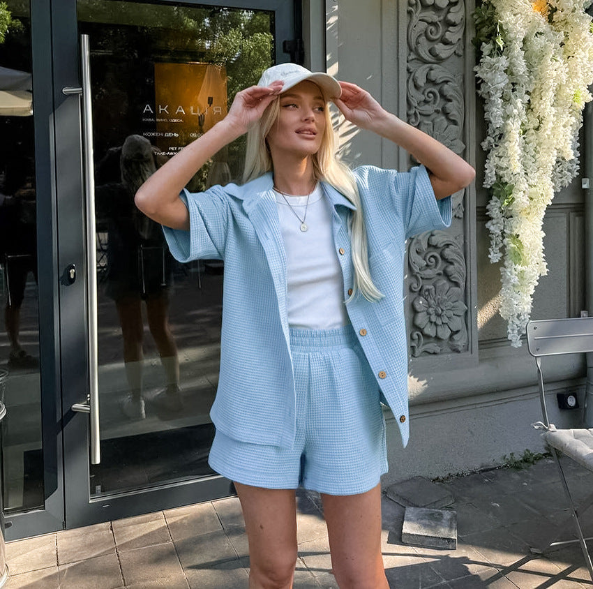Dame afslappet fritids-sæt bestående af kort skjorte og shorts med knap-design og blødt stof Stilla