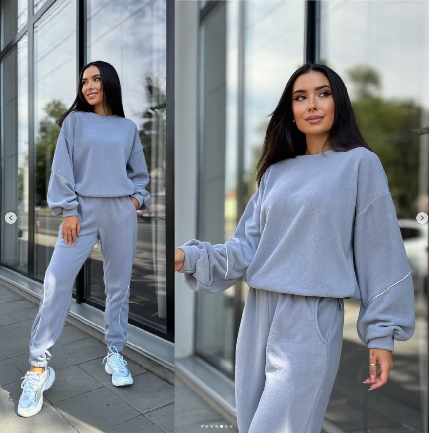 Dame afslappet fritidssæt med løs pasform og dekorerende kontrastsyninger Stilla