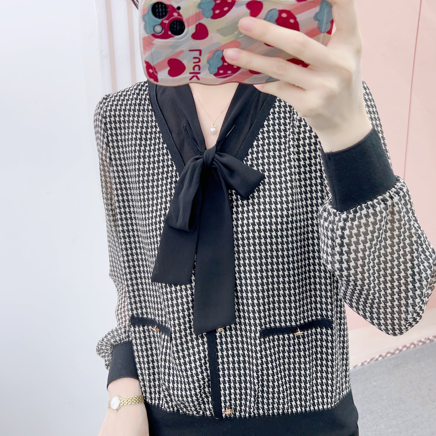 Dame elegant bluse med generøs sløjfekrave og gennemsigtige ærmer Stilla