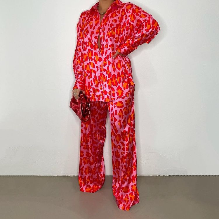 Dame Satin-jumpsuit med attraktivt leopardmønster Stilla