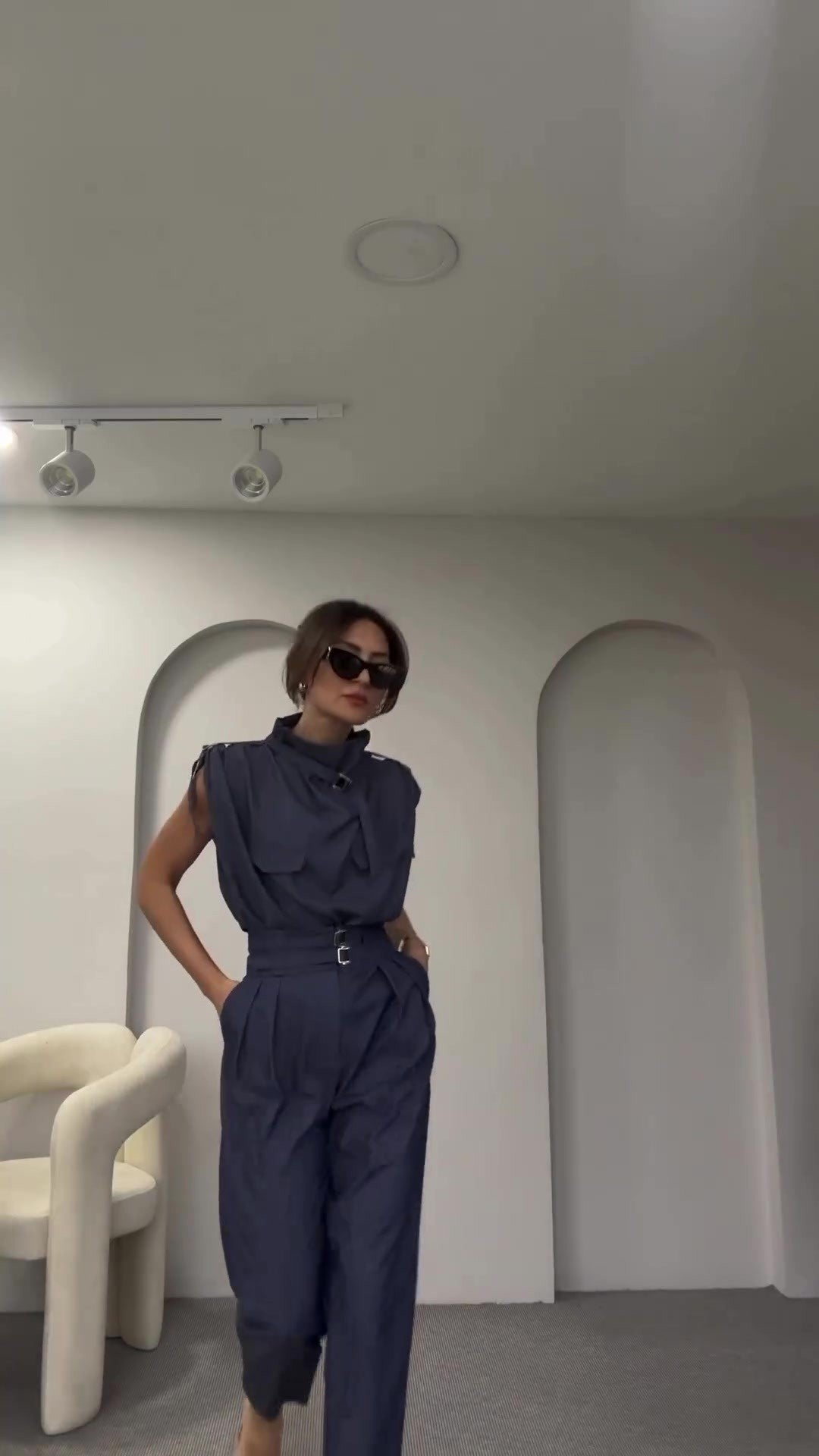 Dame mode jumpsuit med tætsiddende silhuet og praktiske lommer Stilla