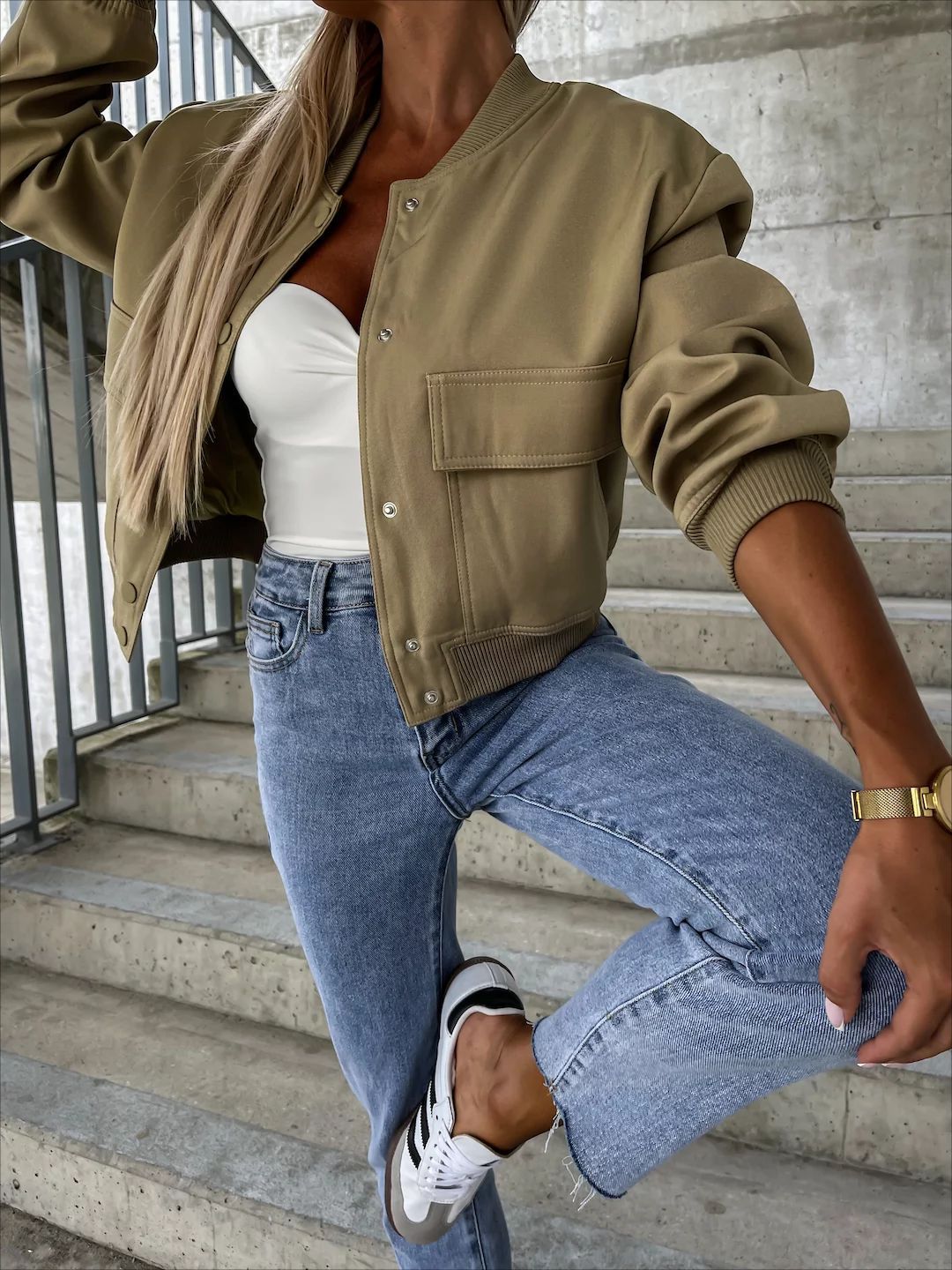 Dame afslappet bomberjakke med lommer og tryknaplukning Stilla