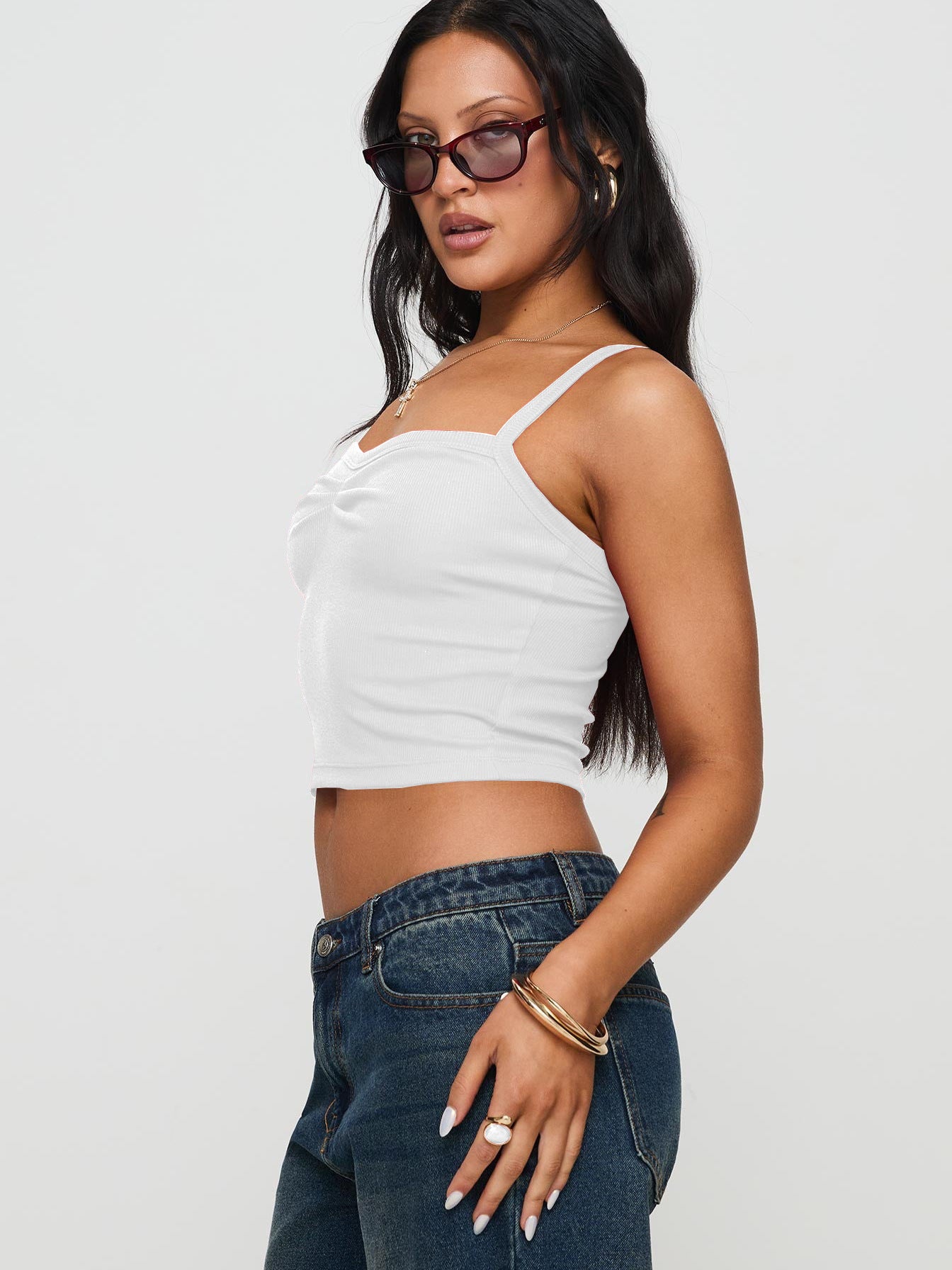 Dame cropped top med fin ribstruktur og justerbare spaghetti-stropper Stilla