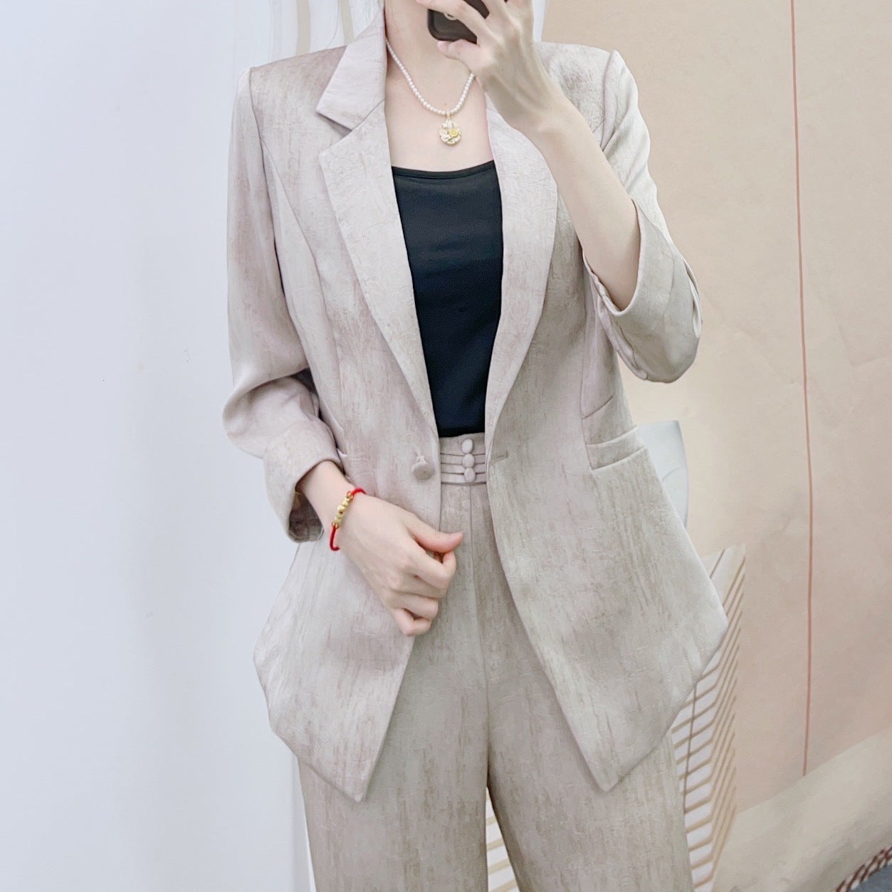 Dame elegant blazer-bukser-sæt med skinnende finish og figursyet silhuet Stilla