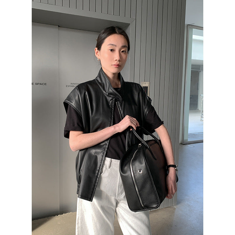 Dame afslappet kunstlæderveste med høj krave og sidelommer med lynlås Stilla