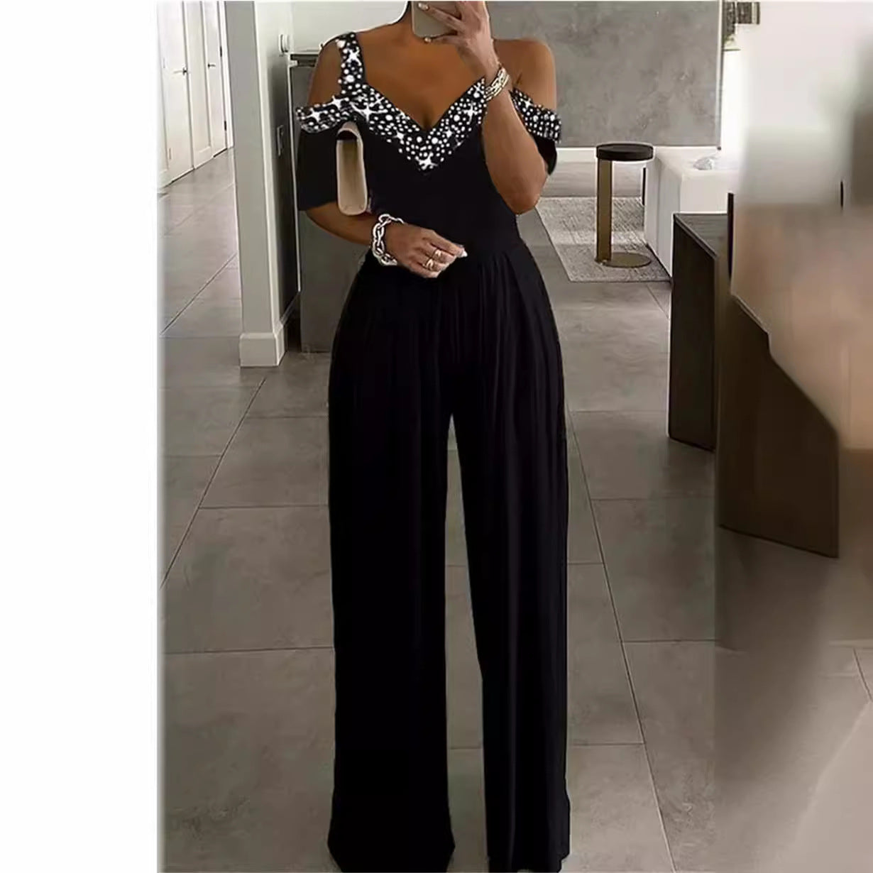Dame Elegante Jumpsuit med Off-Shoulder Design og Glitteraccenter Stilla