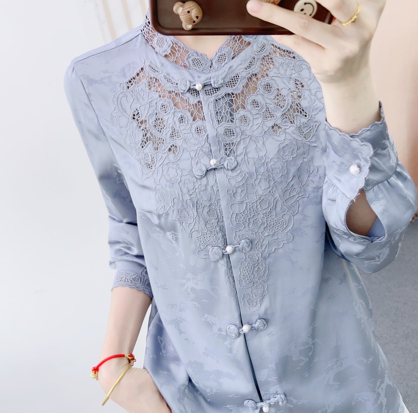 Dame elegant bluse med kunstneriske spidsaccent og fashionable knapdetaljer Stilla