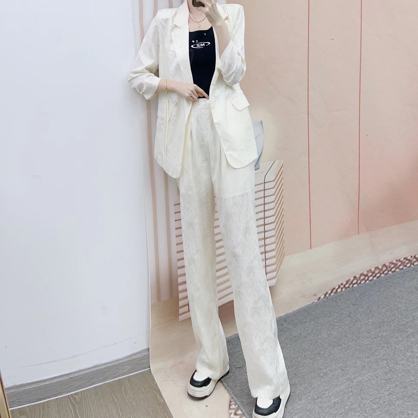 Dame Elegant Blazer-Bukser-Sæt i minimalistisk design med subtile blomsterdetaljer Stilla