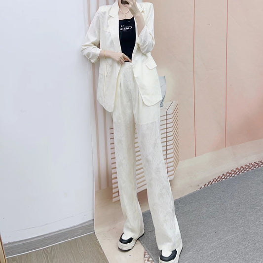 Dame Elegant Blazer-Bukser-Sæt i minimalistisk design med subtile blomsterdetaljer Stilla