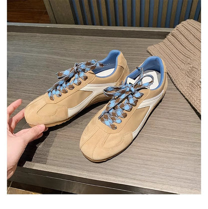 Dame Sneakers i retro-stil med unikt design og åndbar polstring Stilla