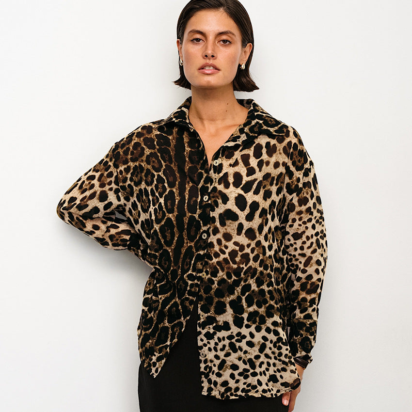 Dame dyreprint bluse med elegante knapper og moderne snit Stilla
