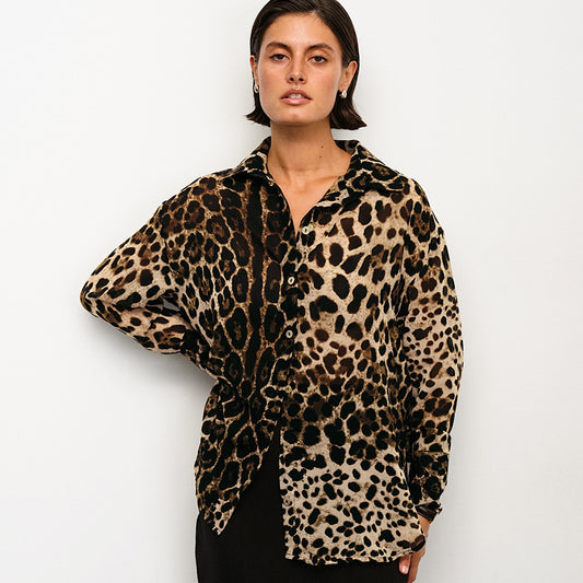 Dame dyreprint bluse med elegante knapper og moderne snit Stilla