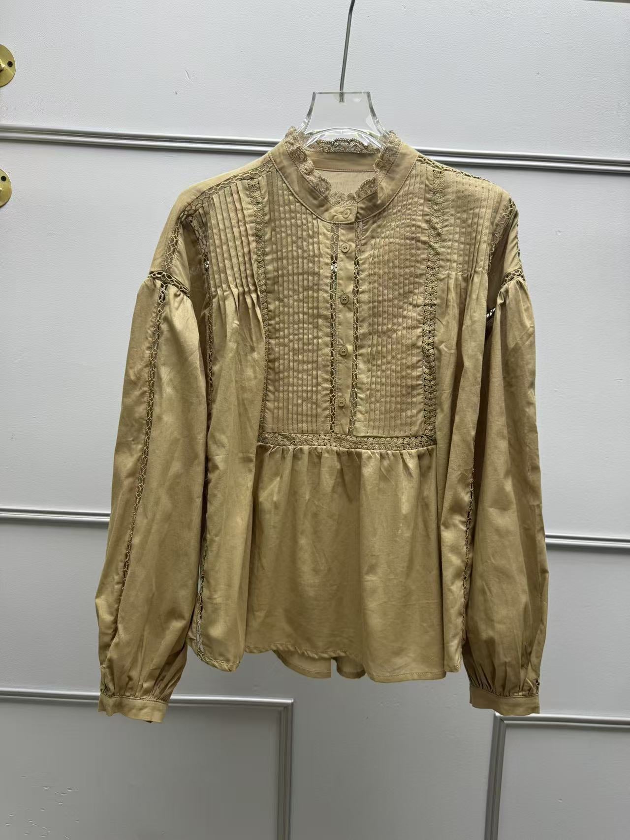 Dame elegant bluse med struktureret design og botaniske accenter Stilla