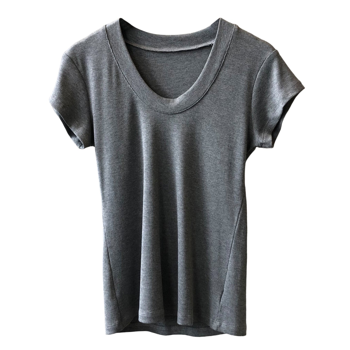 Dame kort bodyshirt i åndbart materiale med dyb rund halsudskæring Stilla