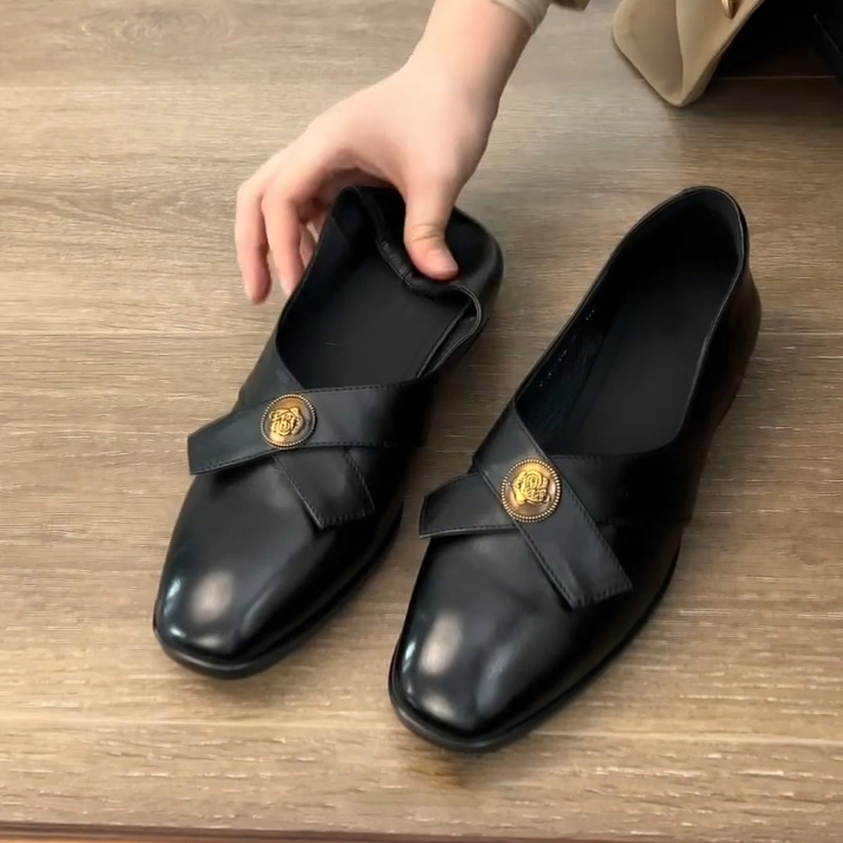 Dame Elegant Firkantet Tå Sæbler med Dekorativ Knap Stilla