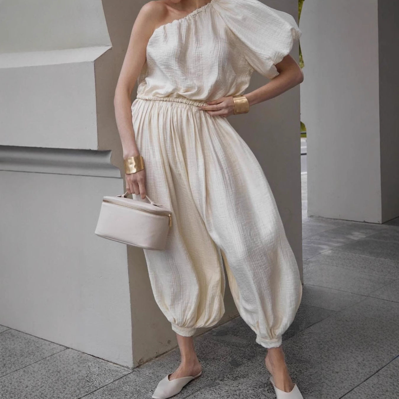 Dame Oversized Jumpsuit med asymmetrisk snit og luftige detaljer Stilla