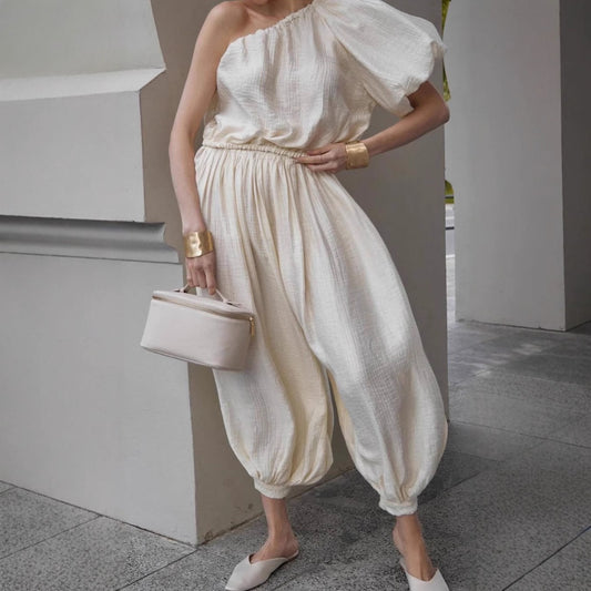 Dame Oversized Jumpsuit med asymmetrisk snit og luftige detaljer Stilla