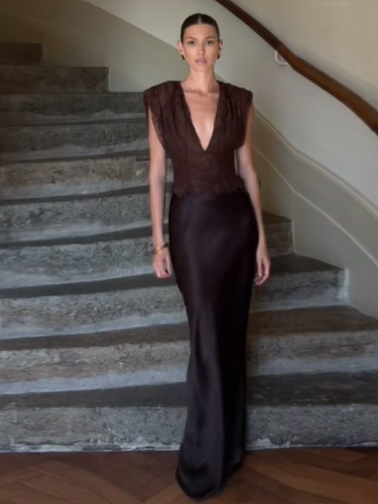 Dame Elegant gulvlængde aftenkjole med dyb V-udskæring og raffinerede flæsedetaljer Stilla