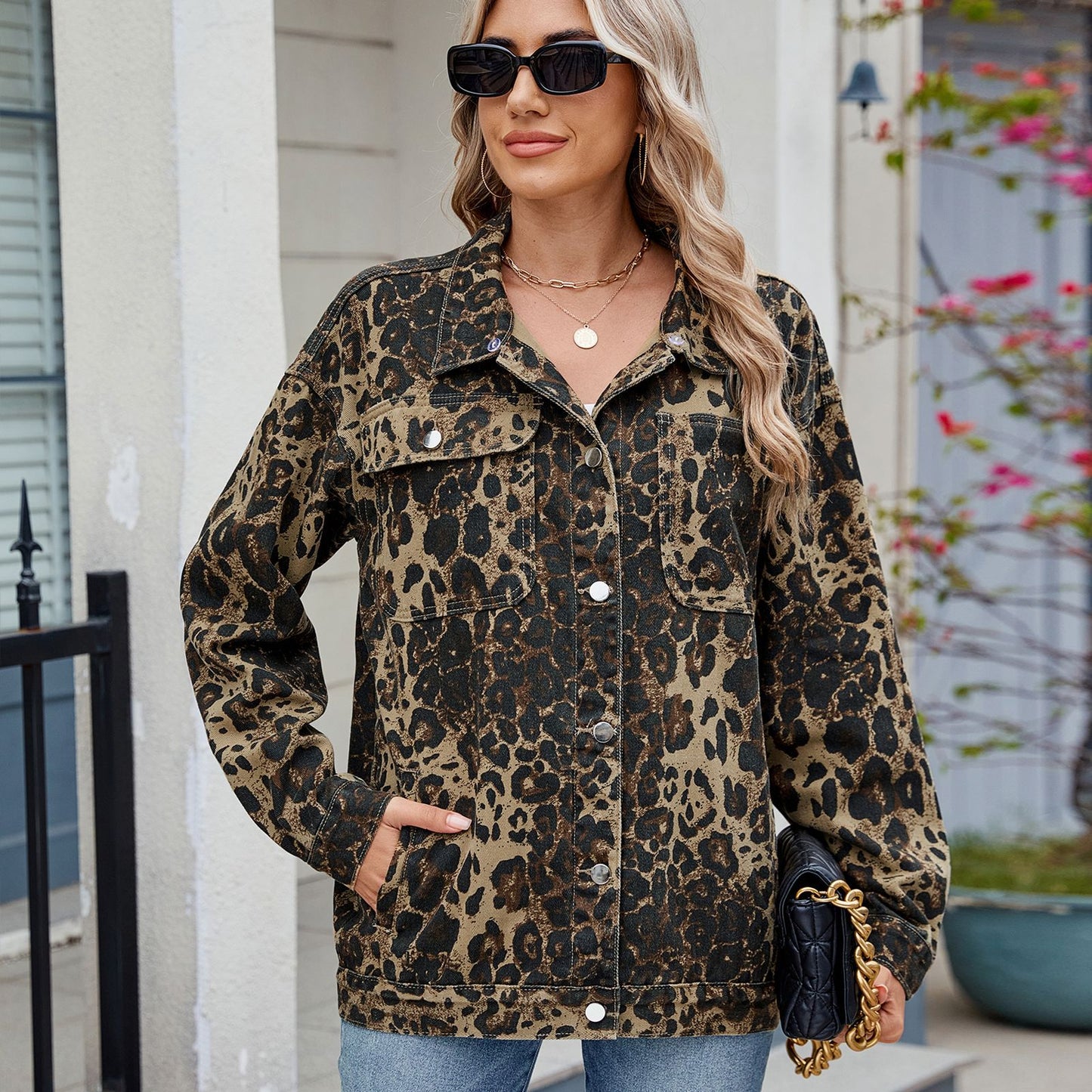 Dame denim skjortejakke med stilfuldt Leo-mønster og praktiske lommer Stilla