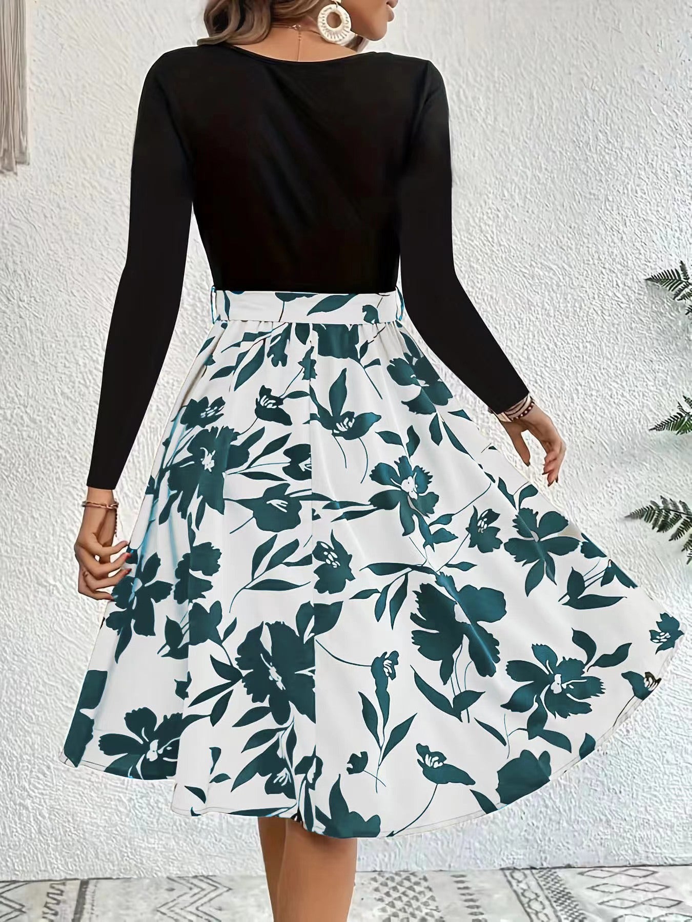 Dame Elegant kjole med floralsk nederdel og lange ærmer Stilla