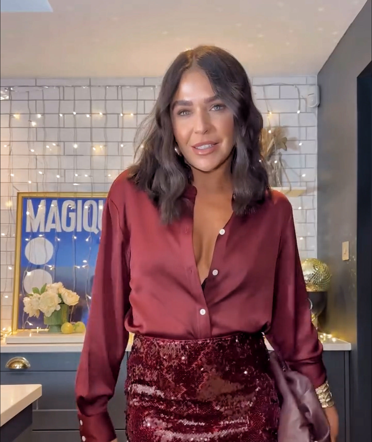 Dame Elegant Bluse med glat satin-overflade og dyb udskæring Stiila