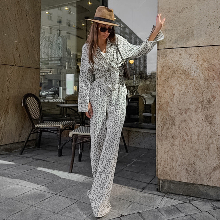 Dame jumpsuit med moderne leopardmønster og elegant taljering Stilla